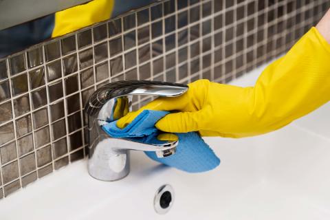 The Right Way to Deep Clean Your New Home Before Moving in a Pandemic